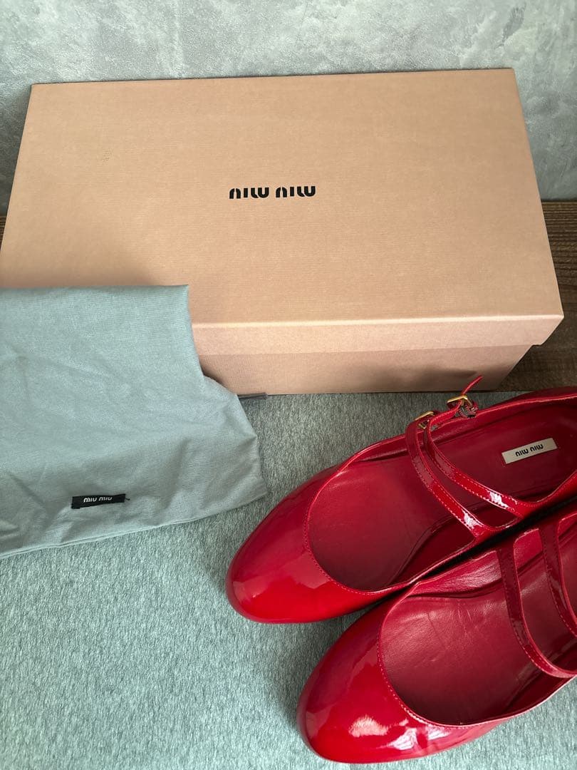 miu miu レッド フラットシューズ アンクルストラップ バレエ