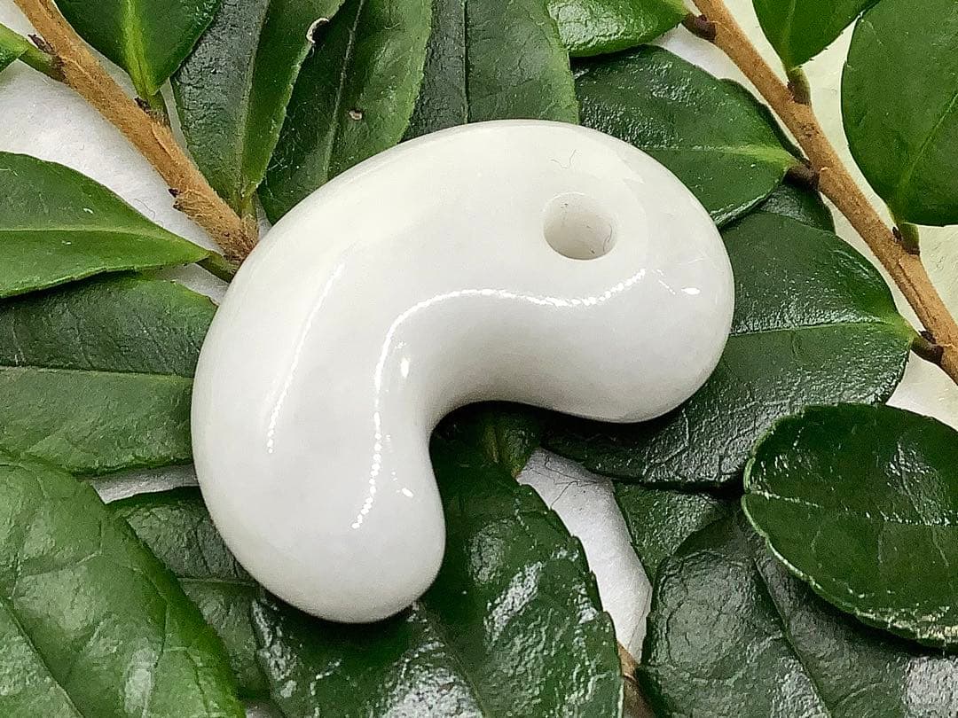 ⭕️お値段ご遠慮無く‼️　糸魚川翡翠勾玉の白翡翠お探しの方　卸しお値段にて　お早目に