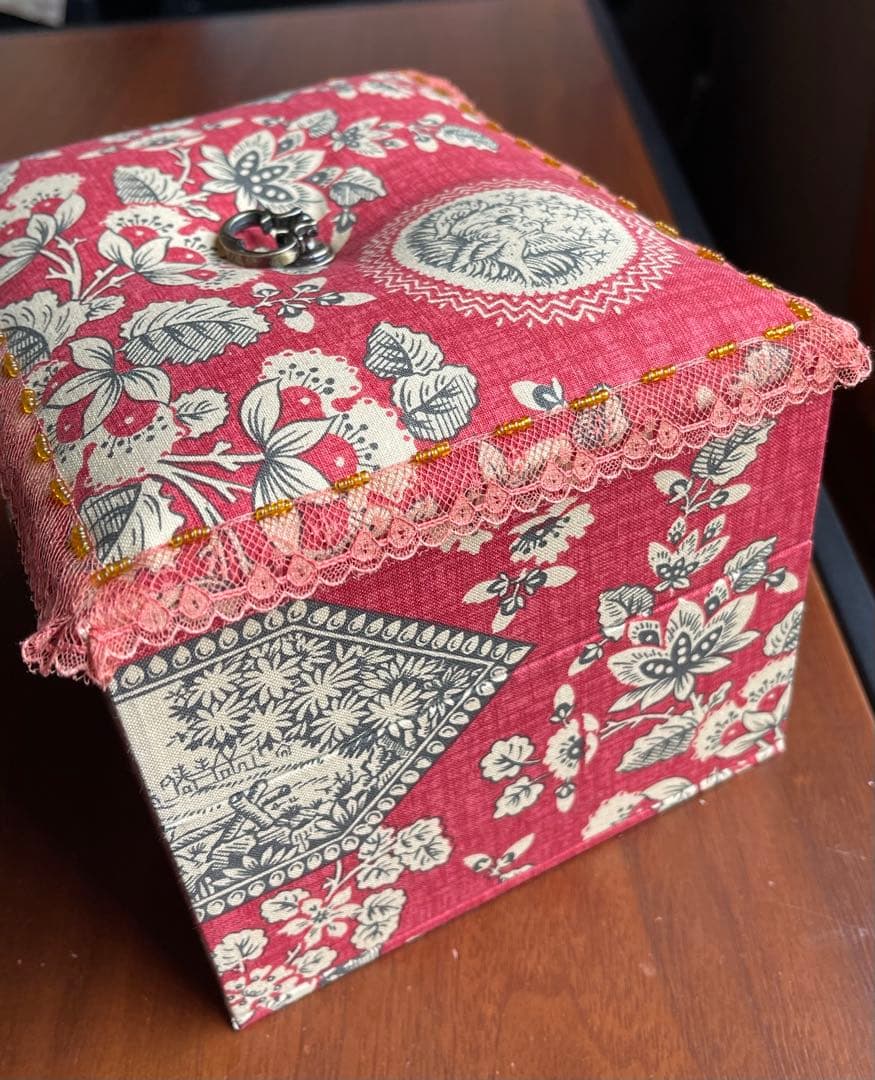 カルトナージュ裁縫箱(中)イギリス生地　アンティークレースとビーズ
