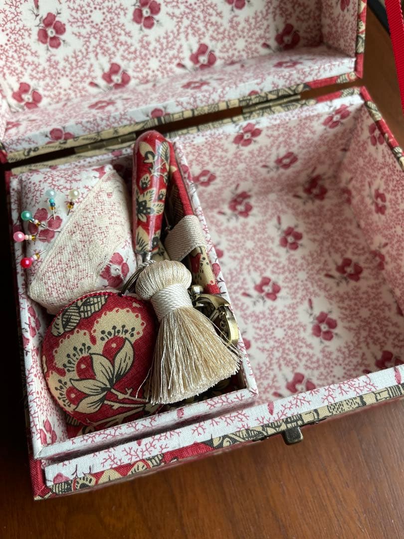 カルトナージュ裁縫箱(中)イギリス生地　アンティークレースとビーズ