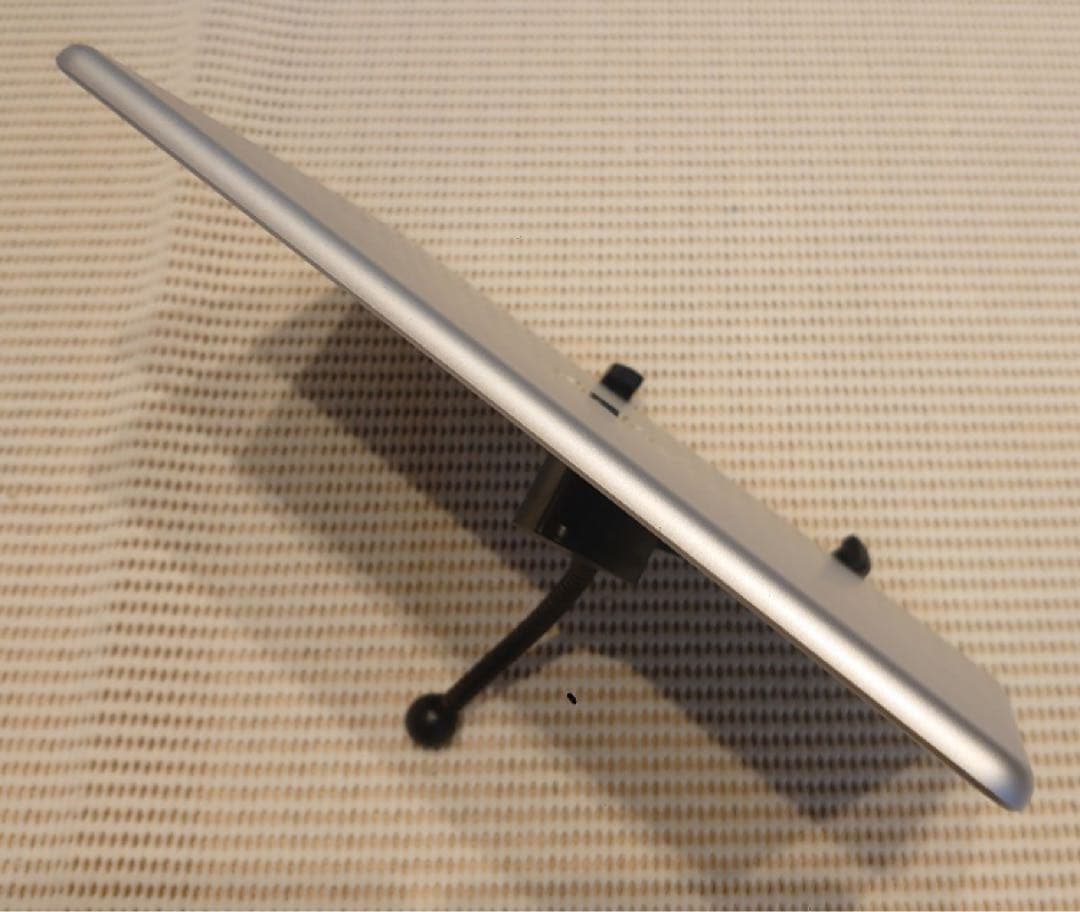 完動品iPad第6世代(A1893)本体32GBシルバー送料込2JF8K