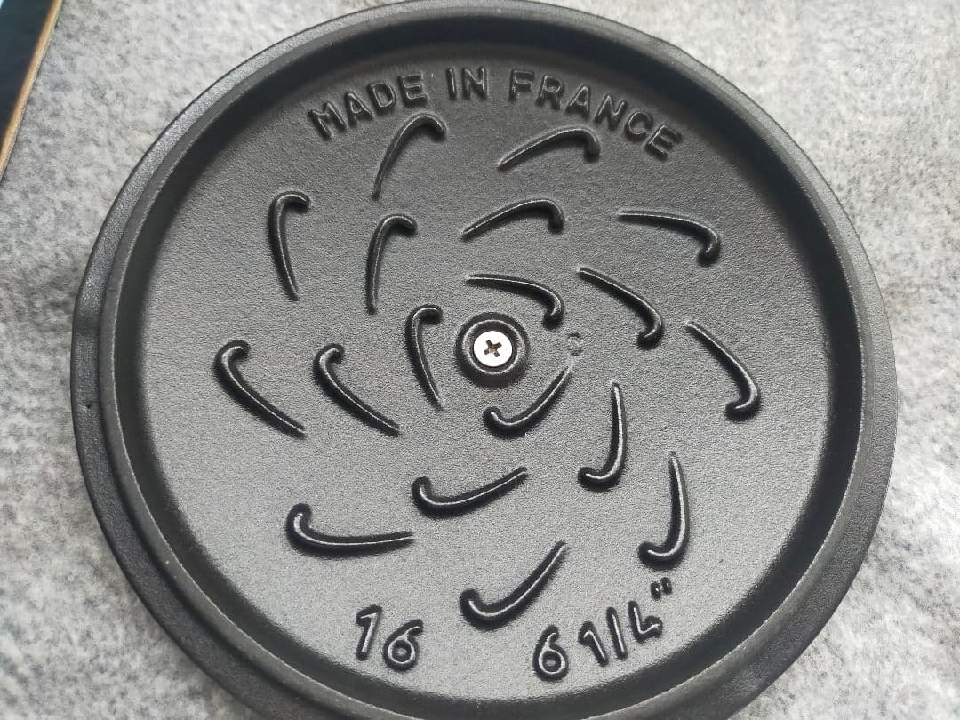 Staub　ワナベ　S　ブラック