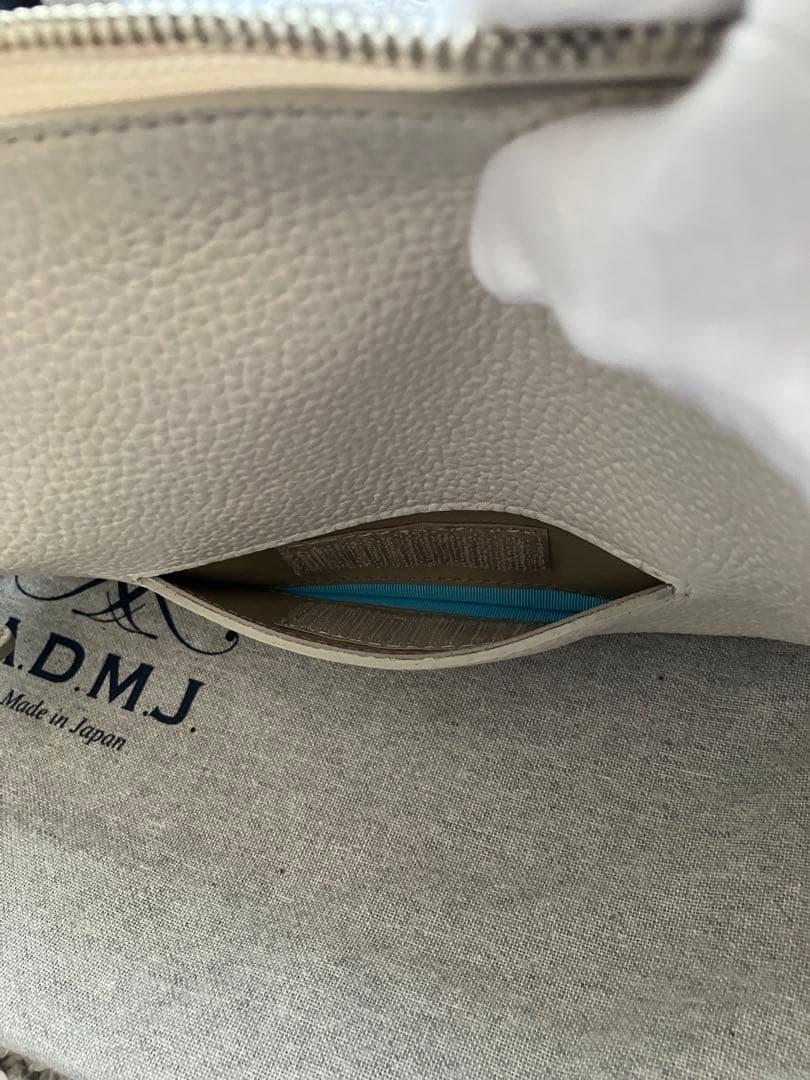 ADMJ アイボリー レザー クロスボディバッグ