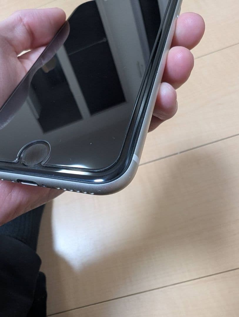《週末限定価格》【中古、極美品】iPhoneSE第3世代、スターライト 64gb