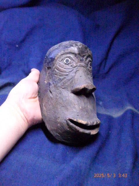 大変古い猿の木製面です。伎楽などの催事用の面。民芸です