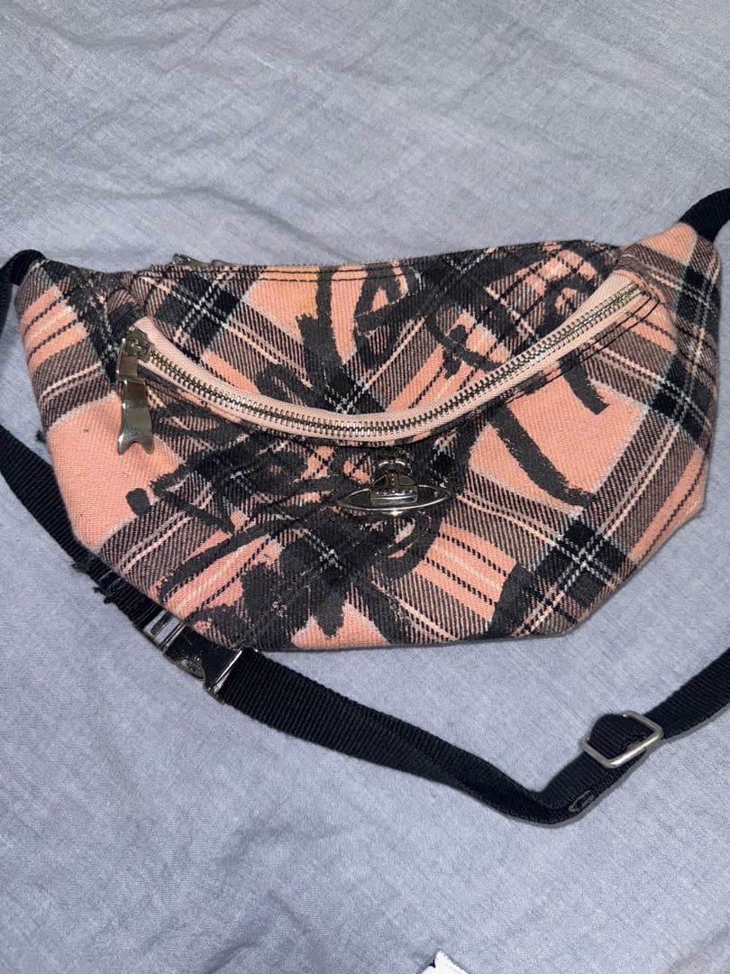 vivienne westwoodチェック柄 ボディバッグ ピンク系