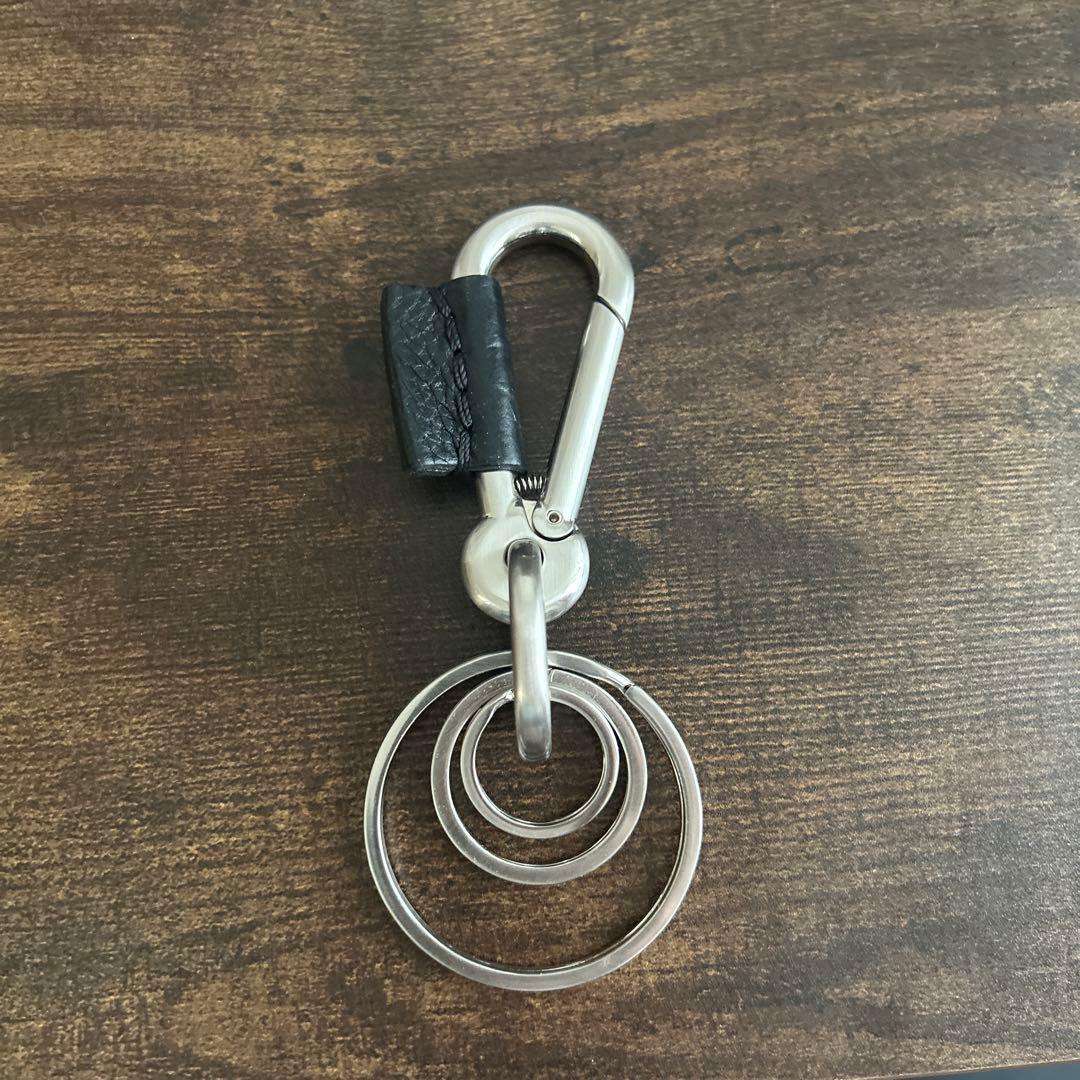 エンダースキーマ カラビナ キーホルダー 黒 3連リング