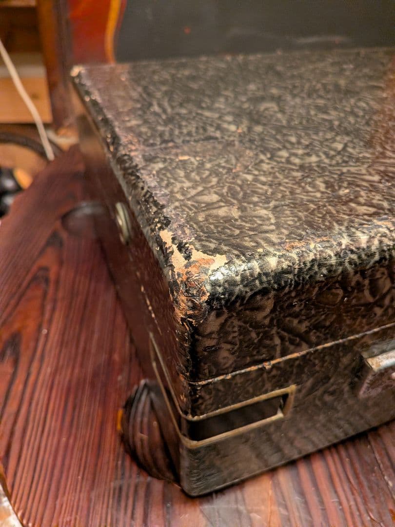 B*A様 パラゴン (Paragon) のポータブル蓄音機です。﻿