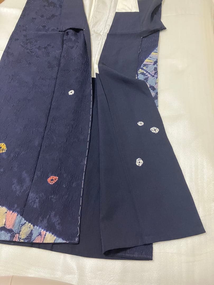 ちりめん紺色 着物 後ろ姿が印象的　未使用しつけ糸付き