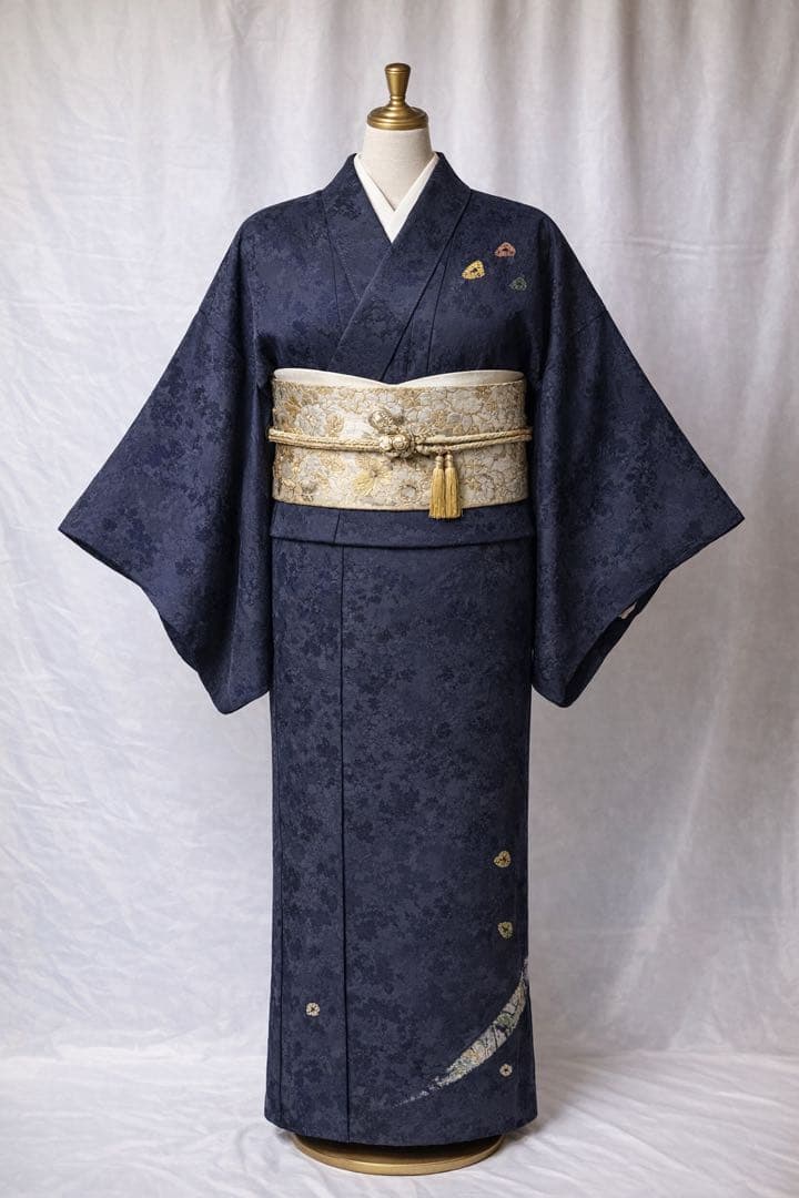 ちりめん紺色 着物 後ろ姿が印象的　未使用しつけ糸付き