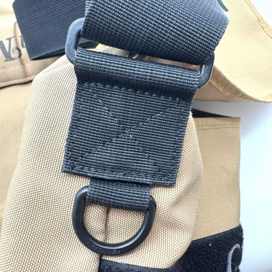 ヒューマンメイド　ガールズドントクライ　メッセンジャーバッグ ベージュ　中古良品