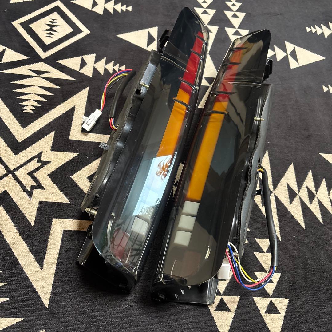 ハイエース 200系　テールランプ LED HELIOS ヘリオス　左右セット