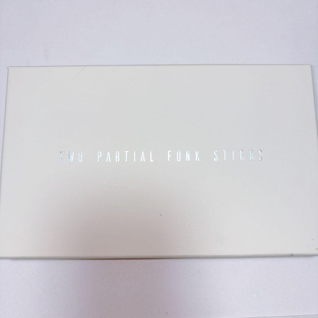 TWO PARTIAL FUNK STICKS ホットビューラー リップケア