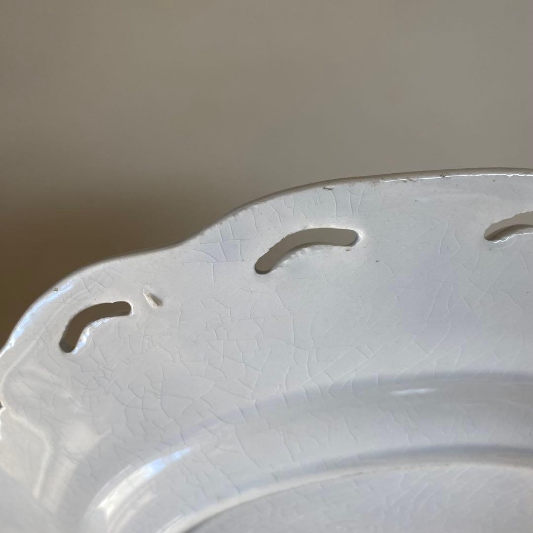 Choisy le Roi 白いレリーフのお皿