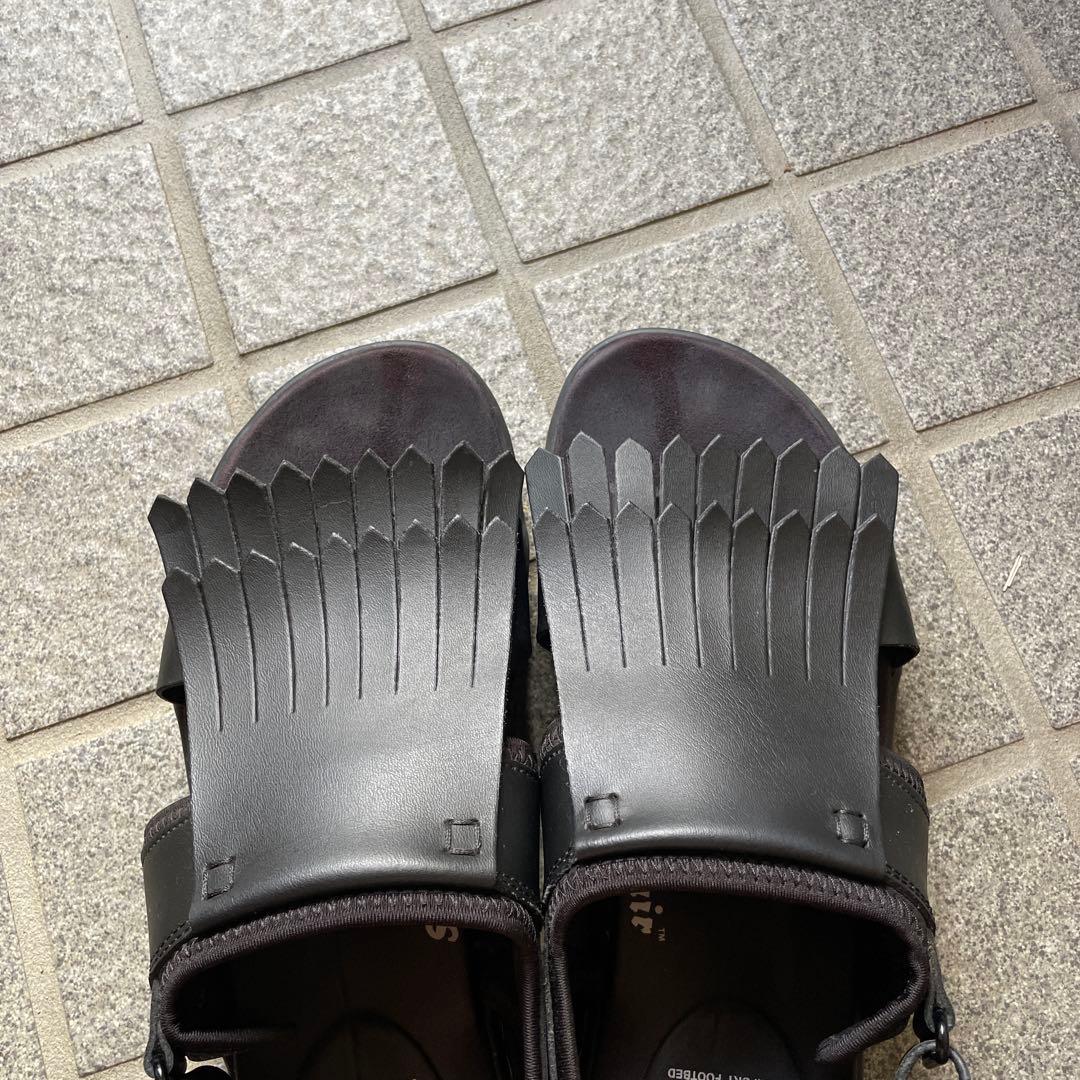 フリンジ付きブラックサンダル　ドクターマーチン