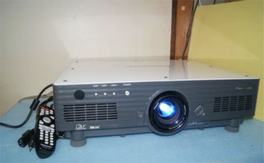 Panasonic プロジェクター　6000lm 未使用純正ランプ2灯付き