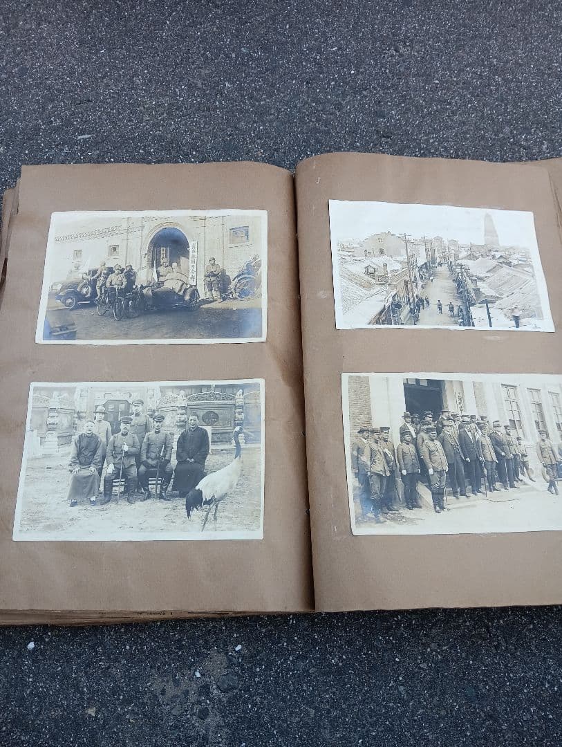 満州の古い写真８１枚、新聞の切抜２８枚が、貼り付け、建築　死体、自動車、戦闘機