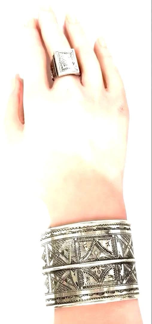 トゥアレグ族　ハンドメイド　シルバーバングル