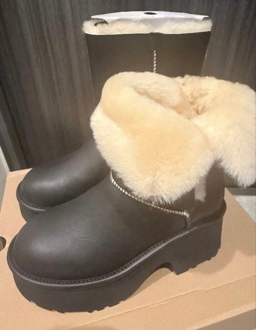 新品未使用/UGG W ESMEE LEATHER BOOT25cm