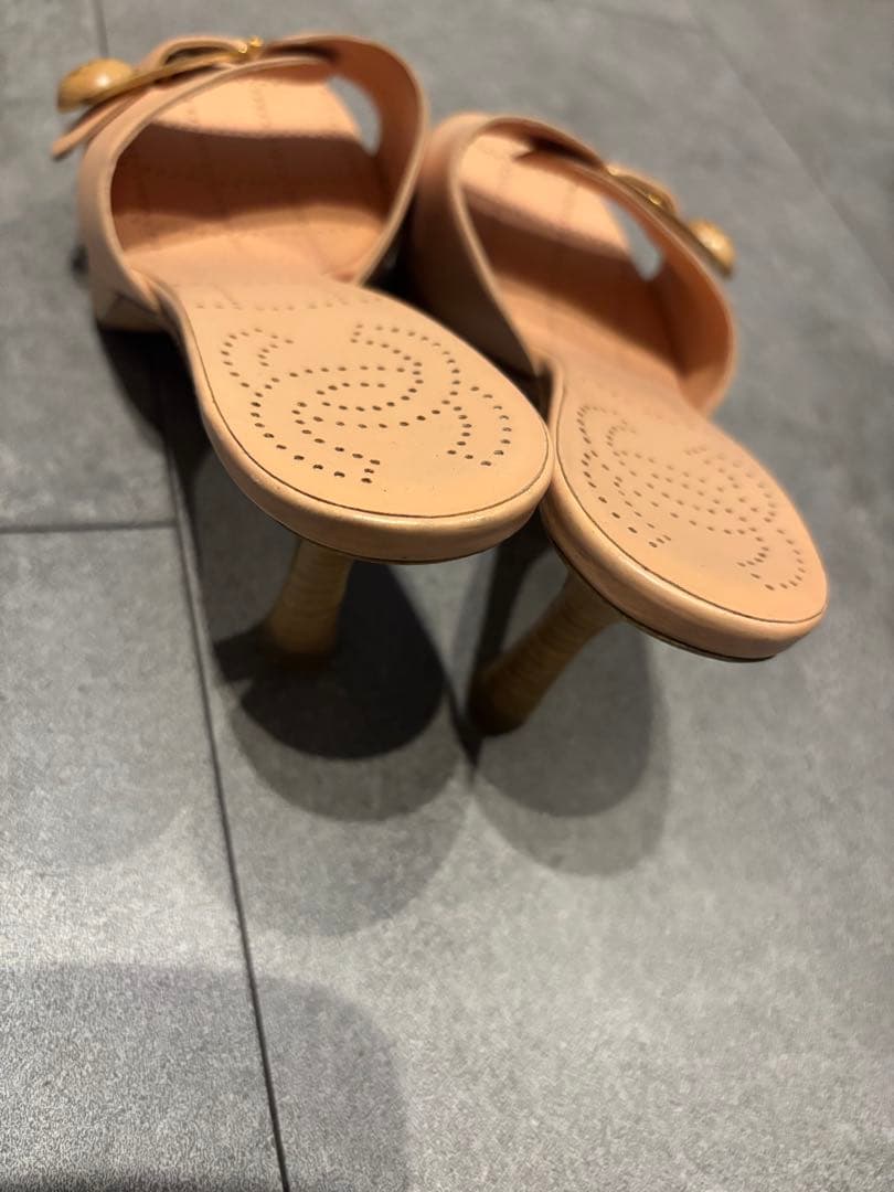 シャネル　ヒール　ベージュ ゴールドバックル サンダル　CHANEL