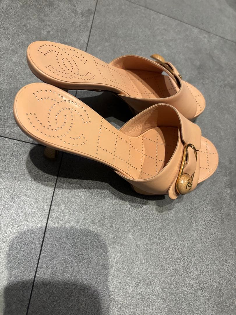シャネル　ヒール　ベージュ ゴールドバックル サンダル　CHANEL