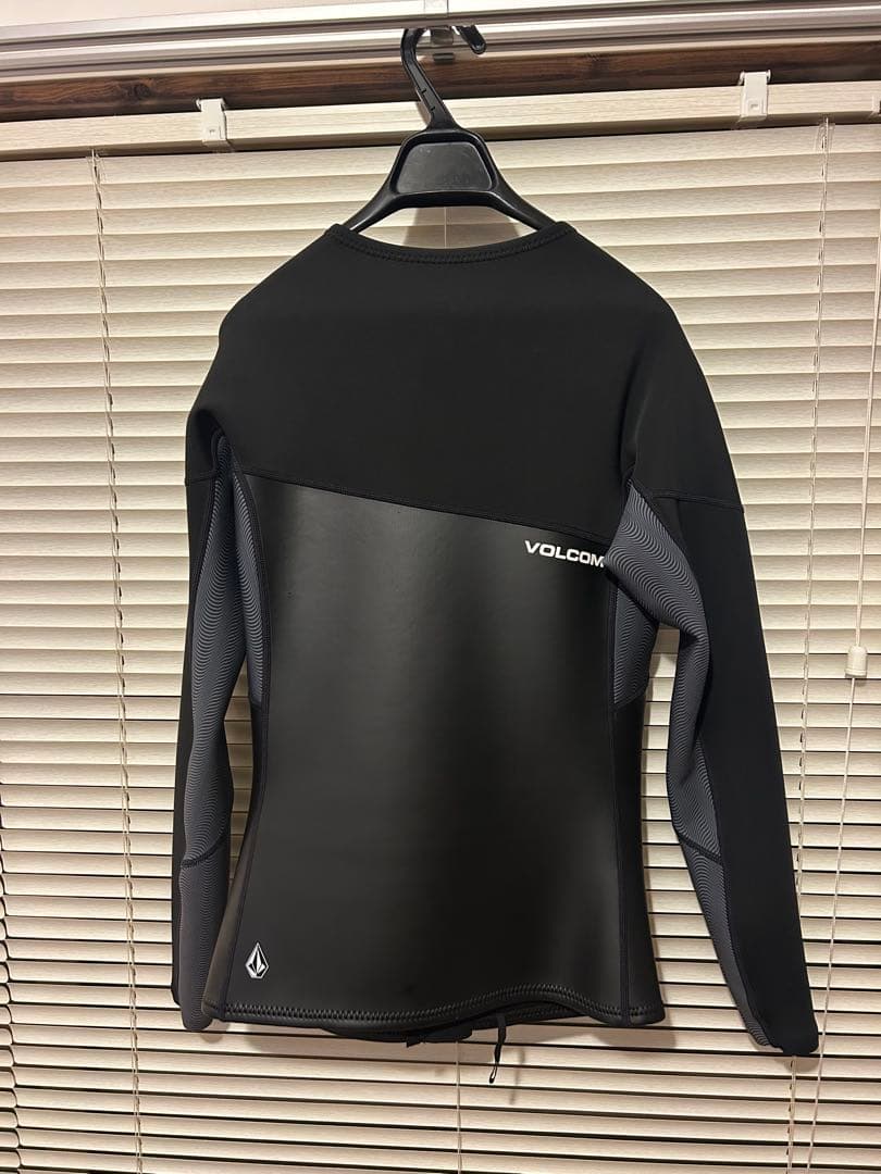 VOLCOM タッパー Lサイズ