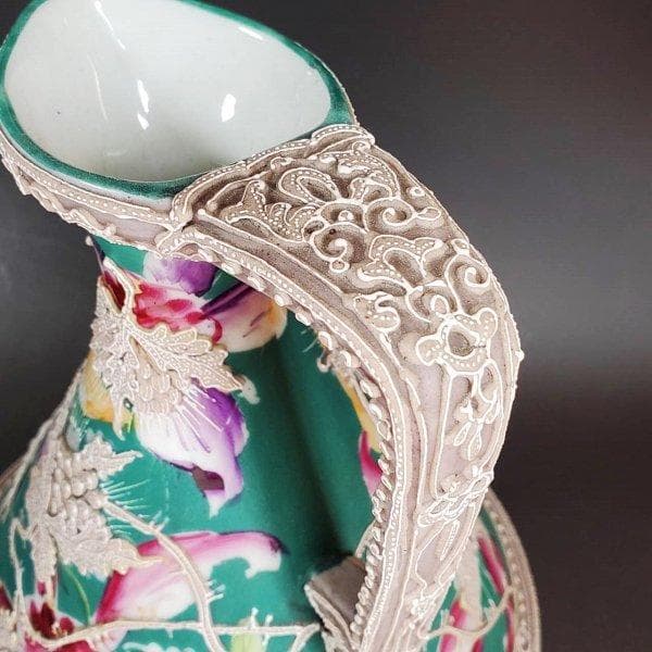 里帰り　21.5㎝　　オールドニッポン　緑蒼地一陳盛上花図紋片耳飾壷