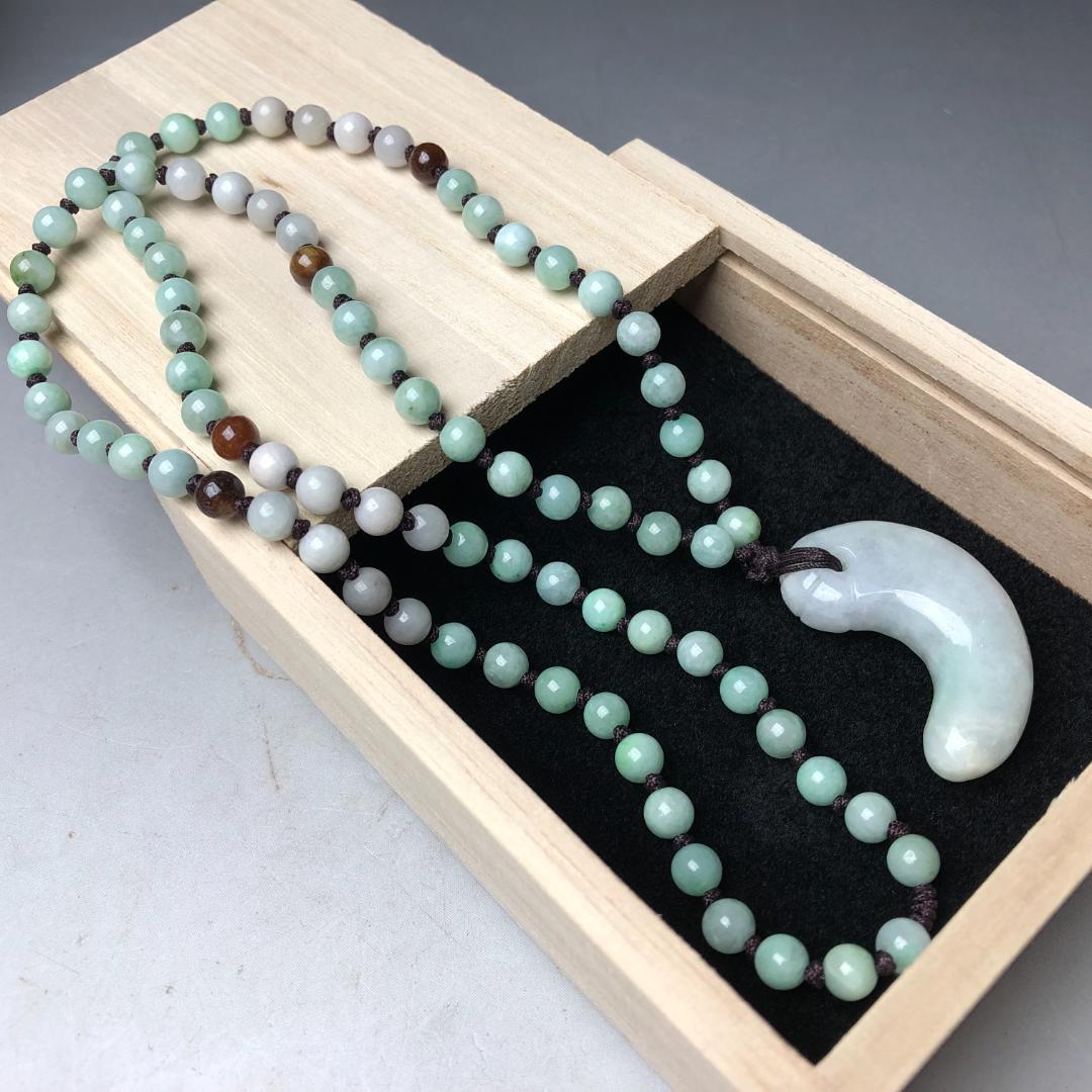 勾玉 翡翠　ヒスイ　糸魚川　翡翠　ペンダント　共箱