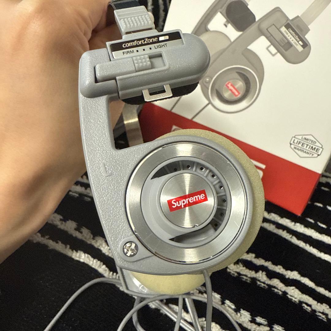 SupremeとKossのコラボのヘッドホンです。