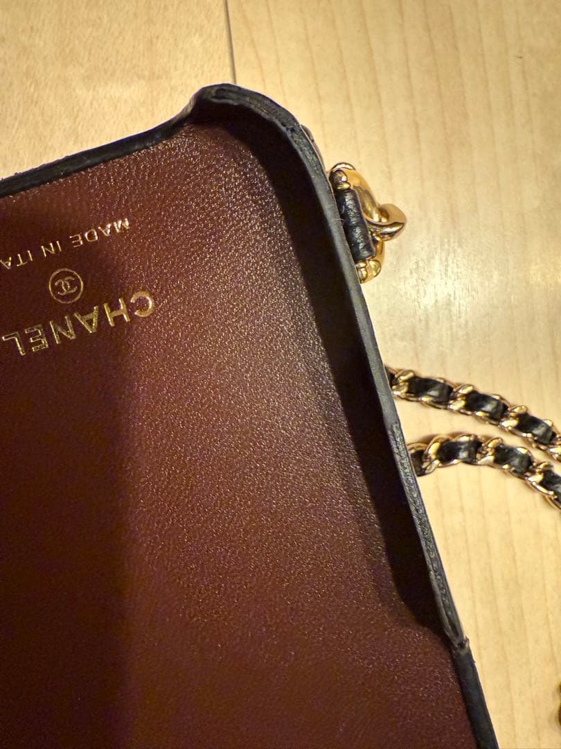 CHANEL iPhone14pro ゴールドチェーン付きカバー