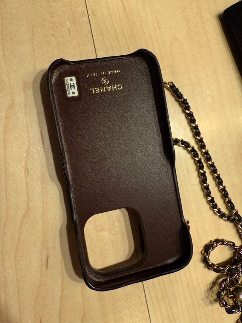 CHANEL iPhone14pro ゴールドチェーン付きカバー