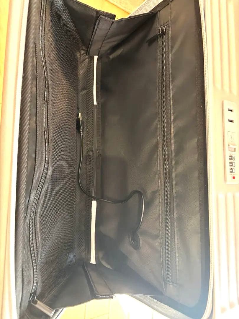 ラスト1点 スーツケースTSAロックMサイズ65Lシルバー