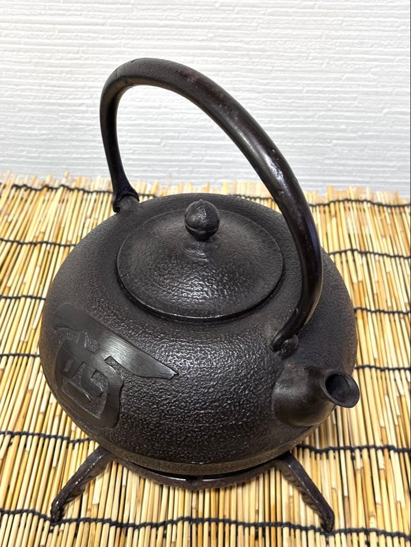 未使用品、付属品付　南部盛栄堂(ＯＩＧＥＮ)造　１８型酉紋様　南部鉄瓶 南部鉄器