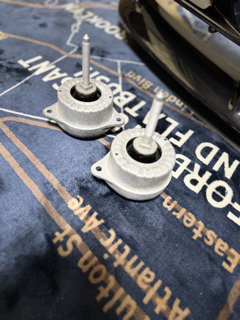 ポルシェ　996 エンジンマウント　未使用　新品