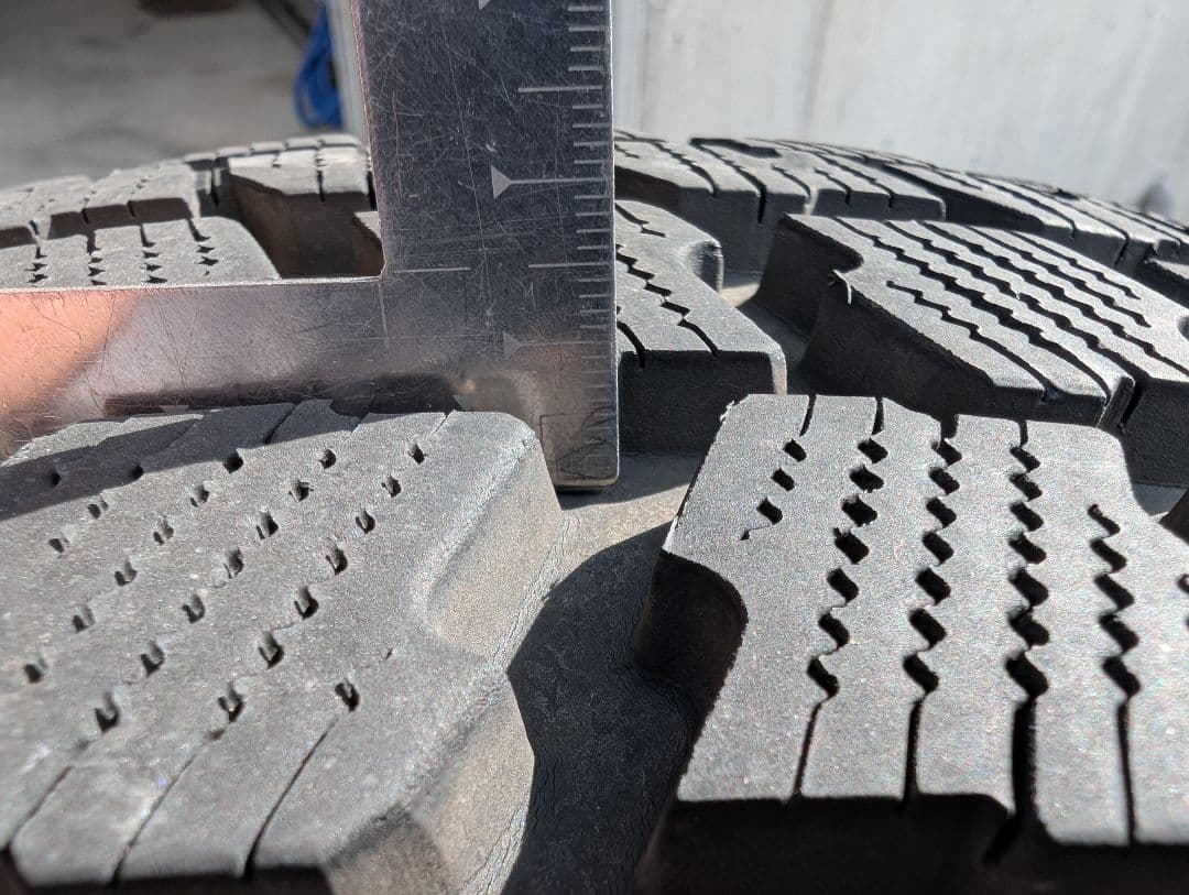 Jeep cherokee XJ 15インチ 純正ホイール スタッドレスタイヤ