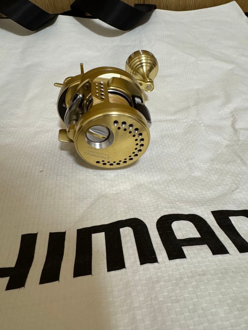 美品　シマノ14カルカッタコンクエストローギア 100 社外ハンドル（純正有り）