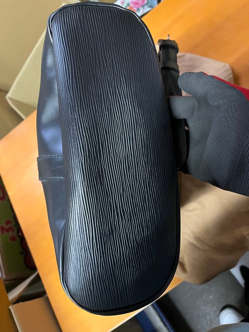 ルイヴィトン　エピ　ランドネ　PM ショルダーバッグ　レザー　ブラック　中古