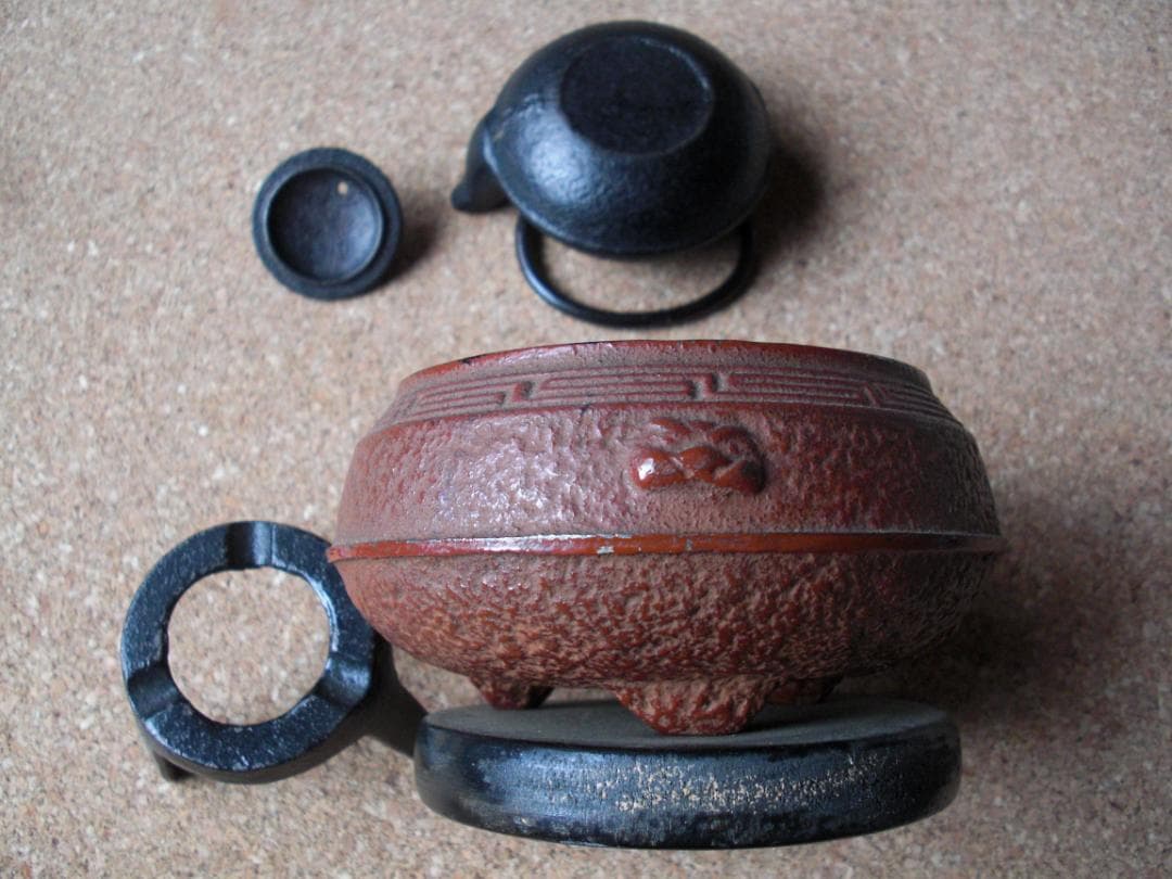 南部鉄器　ミニチュア？黒・赤鉄瓶と五徳セット