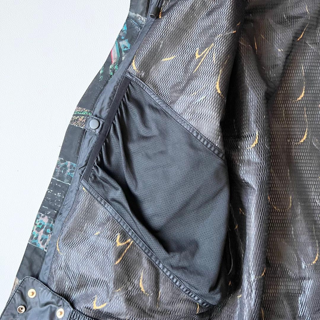 3288【美品】ボルコム　ジャケット 総柄 ボーダー アニマル柄　L 黒