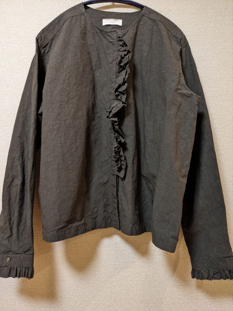 2025年SS かぐれコットンリネンフリルブラウス　チャコール