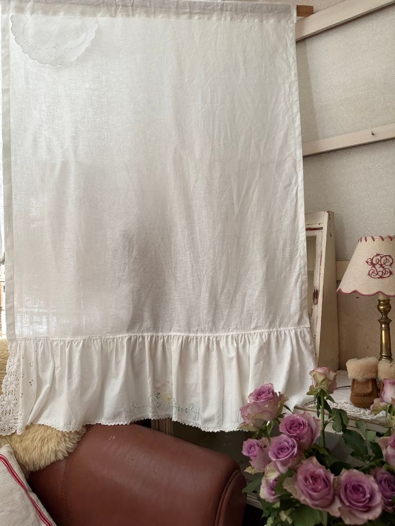 ナチュラルリネンと可愛い花柄刺繍のフリフリカーテン