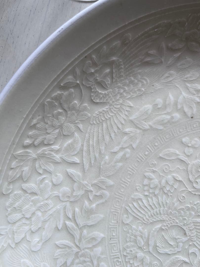 原田譲　大皿　婦人画報　31cm 白瓷印花纒枝菊紋