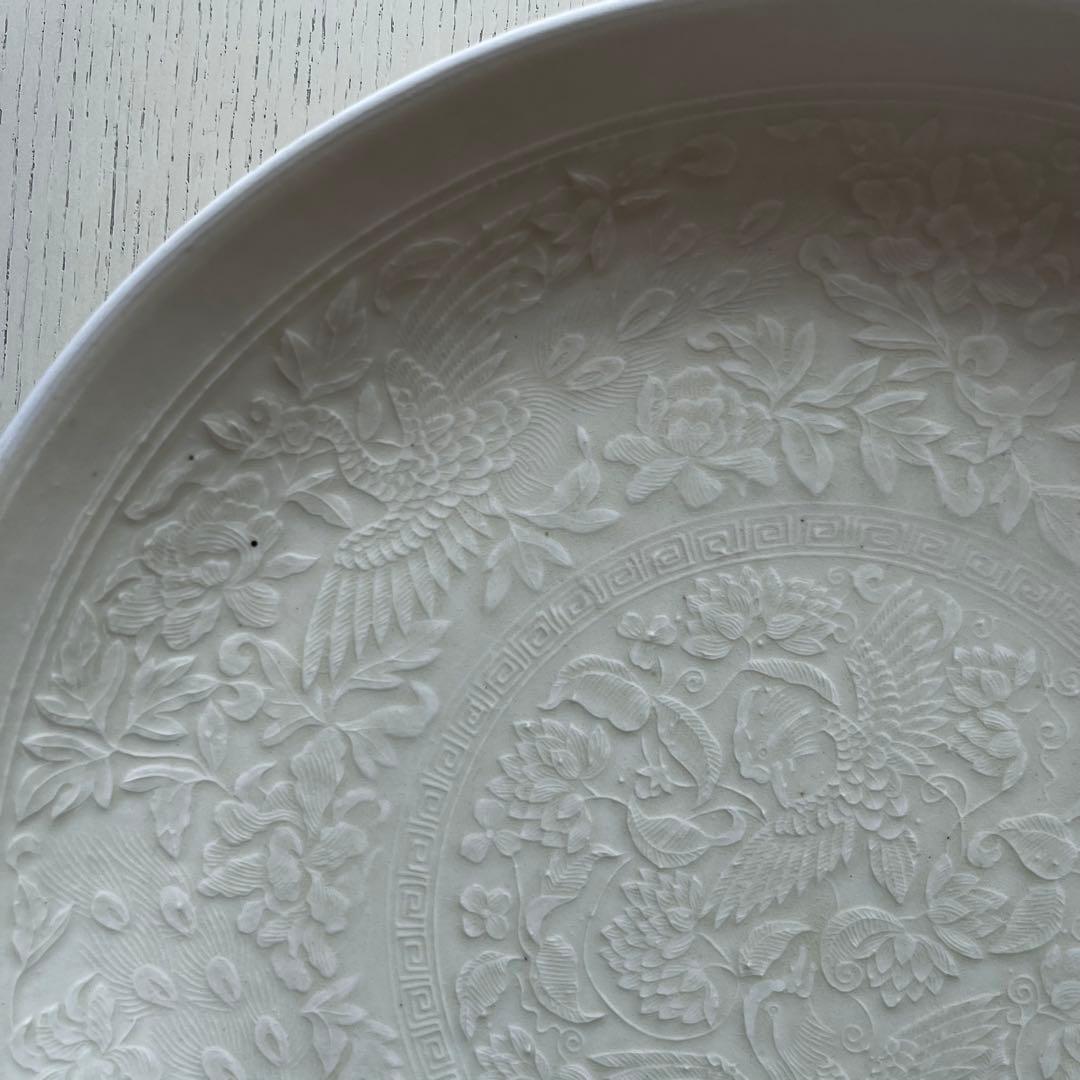 原田譲　大皿　婦人画報　31cm 白瓷印花纒枝菊紋