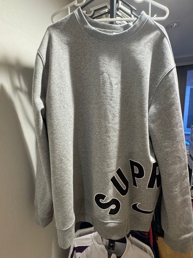 Supreme コラボレーション 刺繍入りクルーネック スウェット