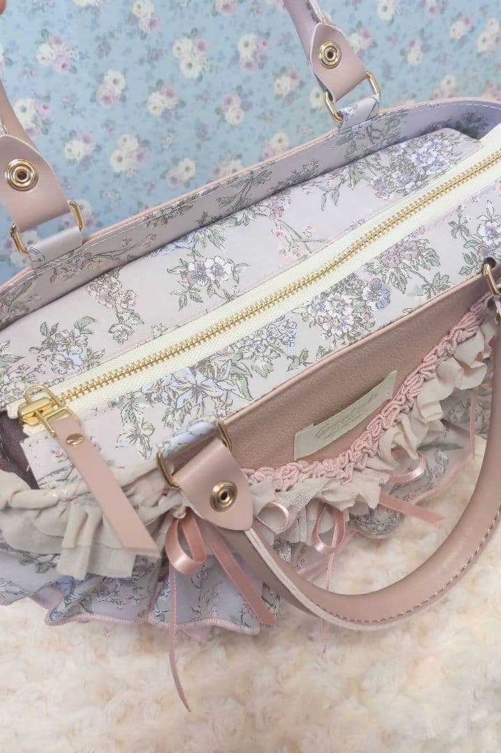 フリー出品　フリルが主役のフラップファスナー付トート　ミストラベンダー