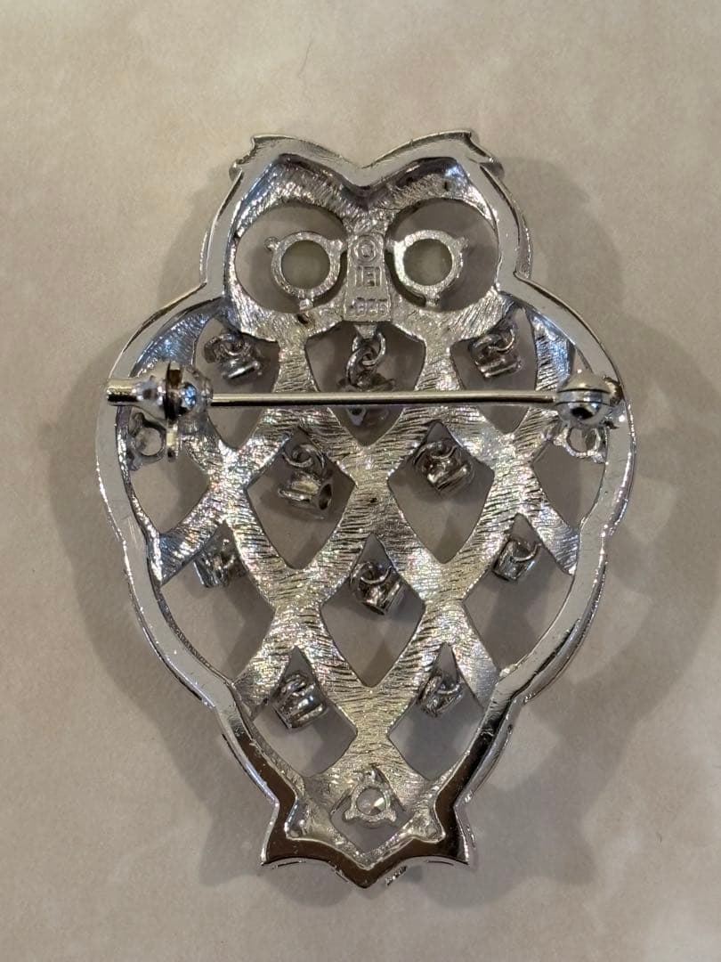 フクロウ型シルバーブローチ　キャッツアイ