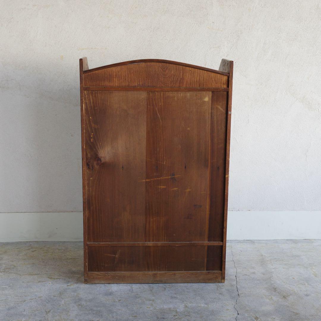 ガラス扉の本箱