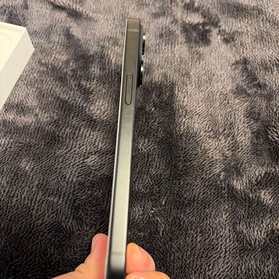 iPhone 15 256GB ブラック SIMフリー ケース付