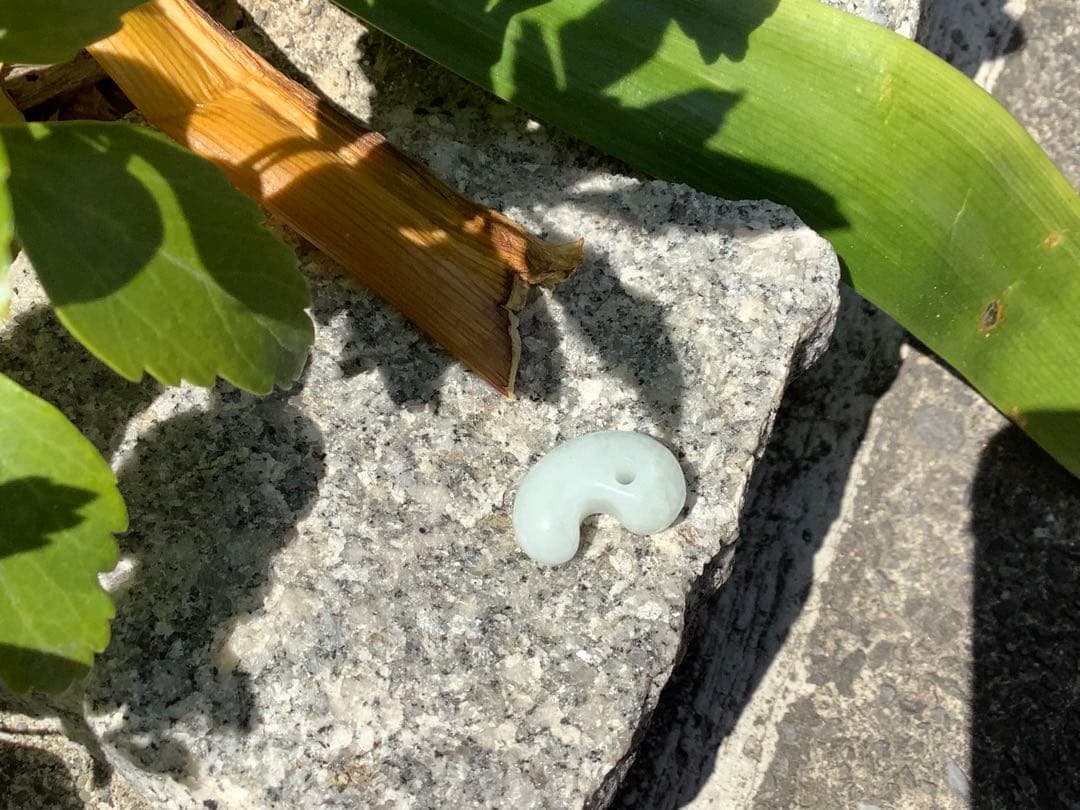 ✳純白氷肌‼️無垢の極上物　糸魚川翡翠勾玉　安価8800円卸し売り‼️ 鑑定鑑別書付