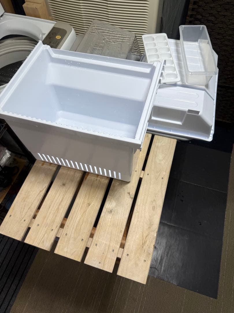 【洗浄消毒作業済】SHARP 137L 冷凍冷蔵庫　SJ-DA14D-W